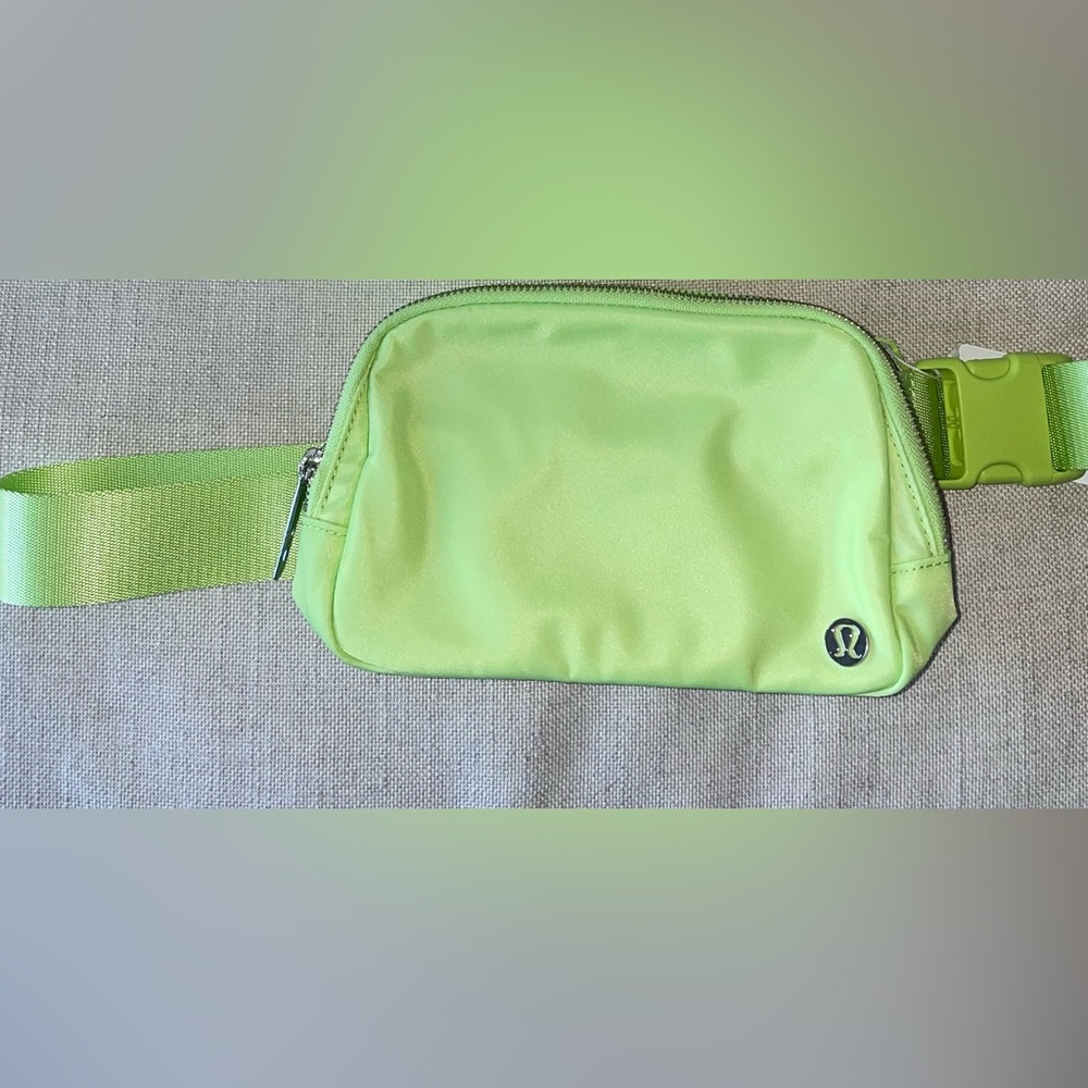 Lululemon Everywhere Belt Bag OG Neo Mint